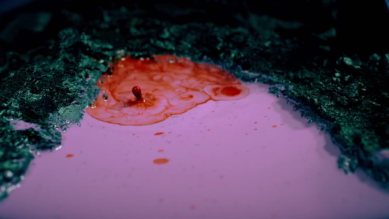 gotas vibrantes de colorida cascada líquida, evocando las imágenes de escombros volcánicos mezclándose con superficies fundidas