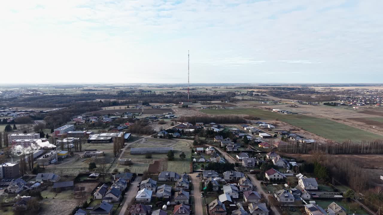 Luchtfoto's van een uitgestrekt landschap in een buitenwijk onder een heldere hemel. Uitgestrekte velden en woonwijken strekken zich uit over de horizon. Ideale stockbeelden voor visuals voor stedenbouwkundige planning