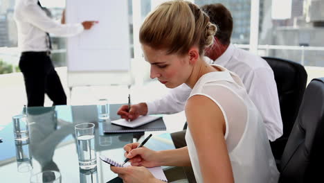 una mujer de negocios tiene una idea.