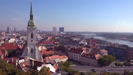 Hermosa-Toma-De-Establecimiento-Del-Centro-De-Bratislava,-Eslovaquia-Con-Iglesia-En-Primer-Plano-1