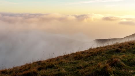 Zeitraffer-In-Ligurien,-Genua,-Italien.-Wolken-Fliegen-über-Berggipfeln,-Wanderfeldern-Im-Europäischen-Winter,-Skyline-Hintergrund-Mit-Goldenem-Farbverlauf-Auf-Sonnenaufgang