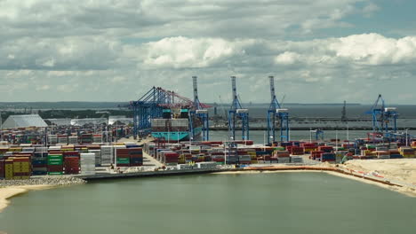 Luftaufnahme-Des-Hafens-Von-Danzig-Mit-Einem-Geschäftigen-Containerhafen-Mit-Zahlreichen-Bunten-Schiffscontainern-Und-Großen-Kränen