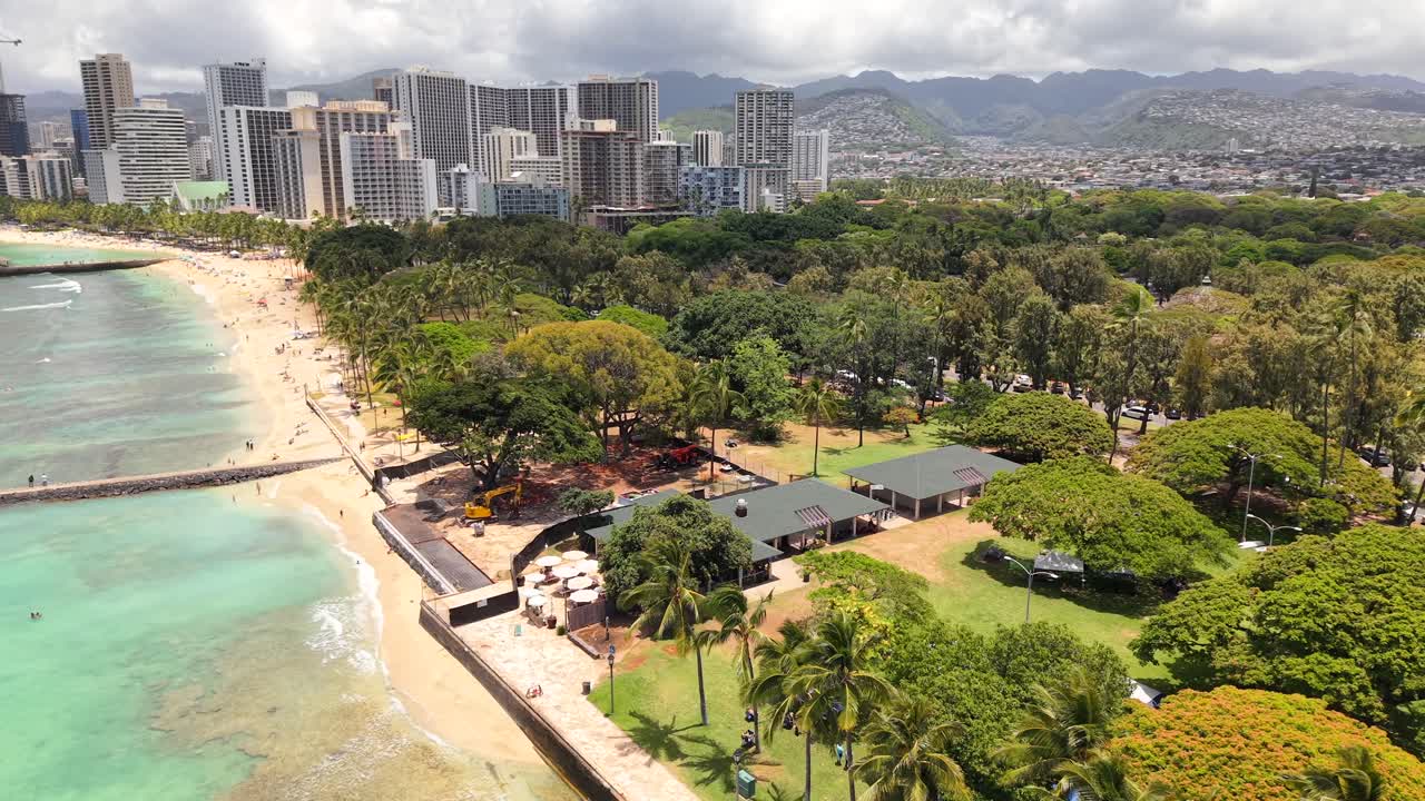 Sunny day at Kapi'olani Park and Waikiki Beach Honolulu