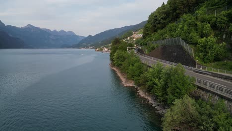 el paseo por la orilla del lago suizo ofrece una experiencia de naturaleza serena durante el viaje por carretera