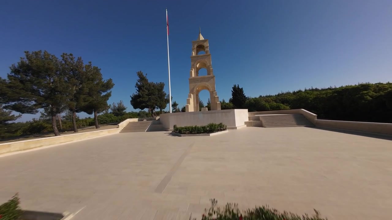Tomada aérea panorâmica girando lentamente sobre o Memorial dos Mártires de Çanakkale na paisagem florestal da Turquia, oe01