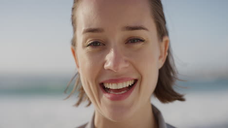 retrato en primer plano de una hermosa mujer joven sonriendo mirando a la cámara alegría satisfacción disfrutando de un estilo de vida exitoso viento soplando el cabello