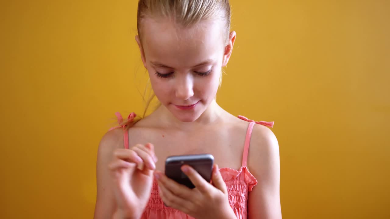 교실 에서 휴대 전화 를 사용하는 여학생