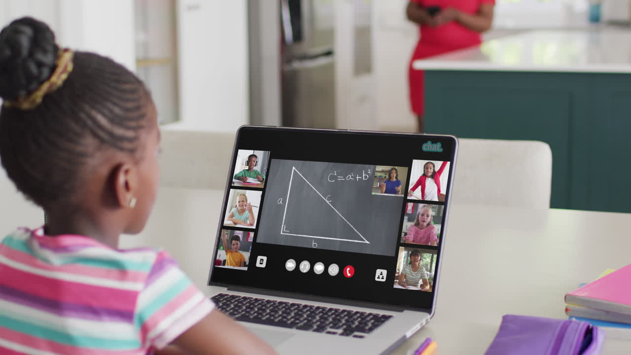 composición de una chica afroamericana en una computadora portátil aprendiendo matemáticas en línea