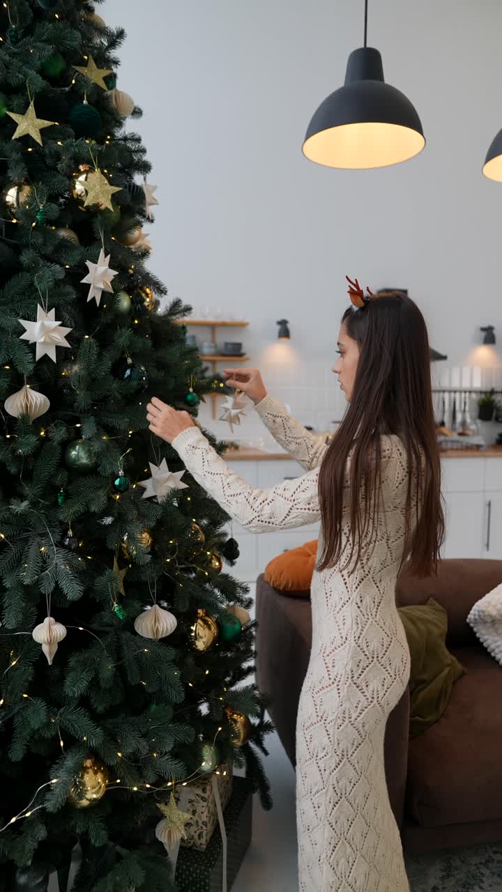 niña decorando el árbol de navidad
