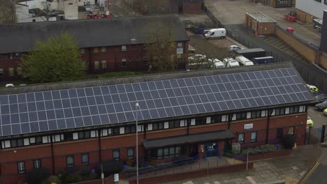 Estación-De-Policía-De-La-Ciudad-De-Widnes-Con-Panel-Solar-En-La-Azotea-De-Energía-Renovable-En-El-Sobrevuelo-De-Vista-Aérea-Del-Paisaje-Urbano-De-Cheshire