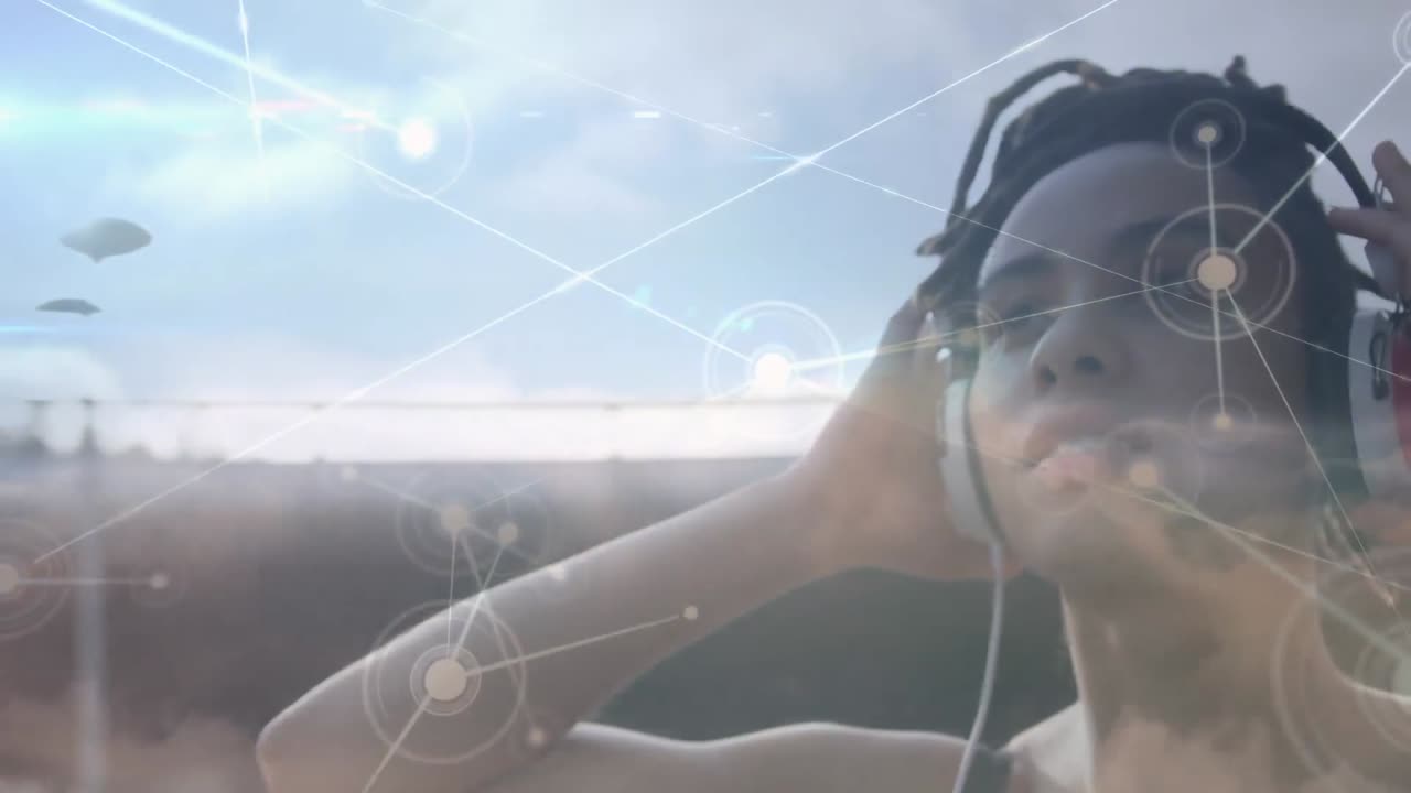 animación de una red de conexiones sobre una mujer con auriculares haciendo ejercicio en el parque