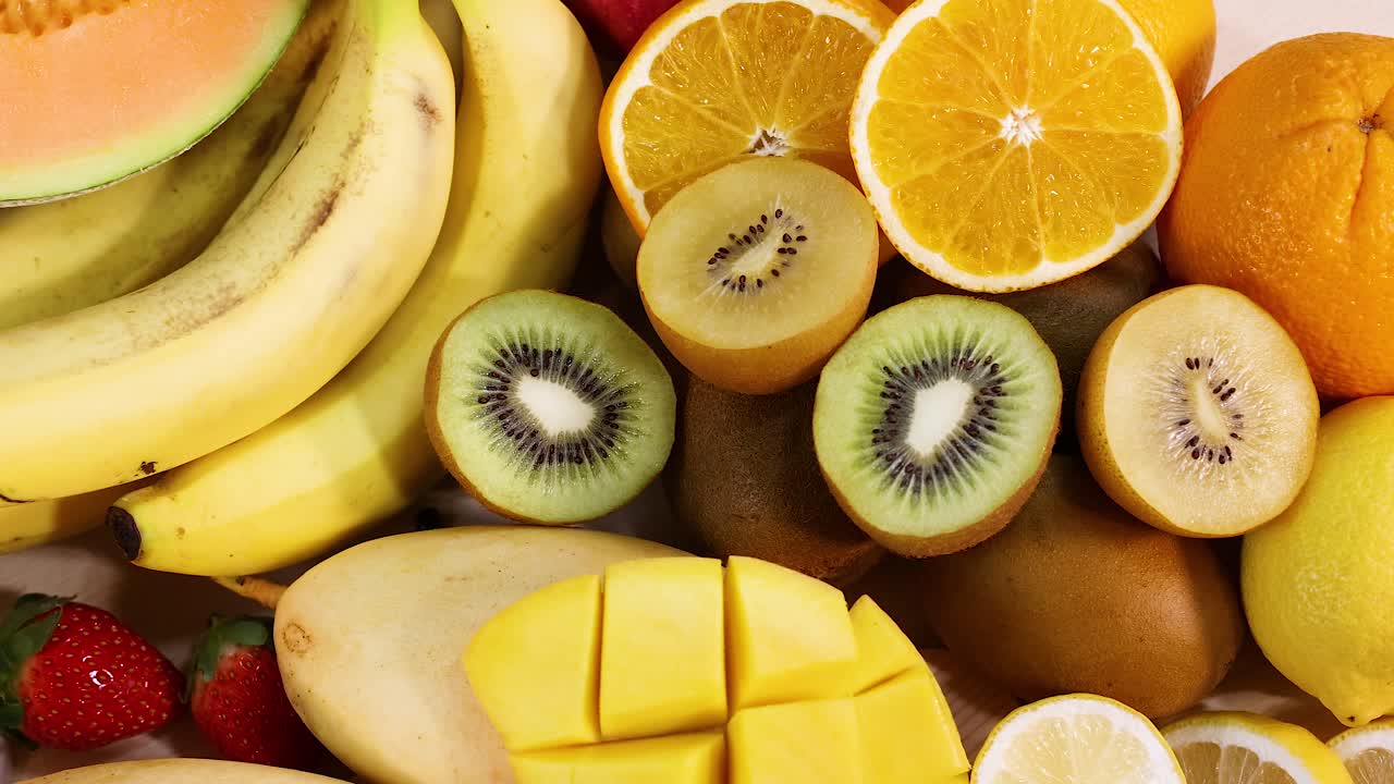 Utvalg av frukt utstilt på hvit bakgrunn