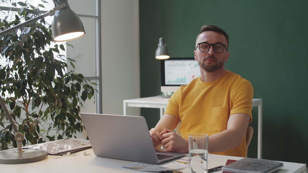 retrato de un trabajador de oficina caucásico en el escritorio