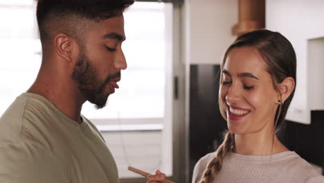 Pareja,-Cocina-Y-Comida-Con-Un-Hombre