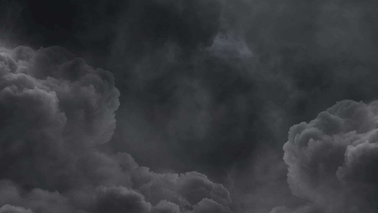 어두운 구름과 폭풍의 신비를 탐구합니다.