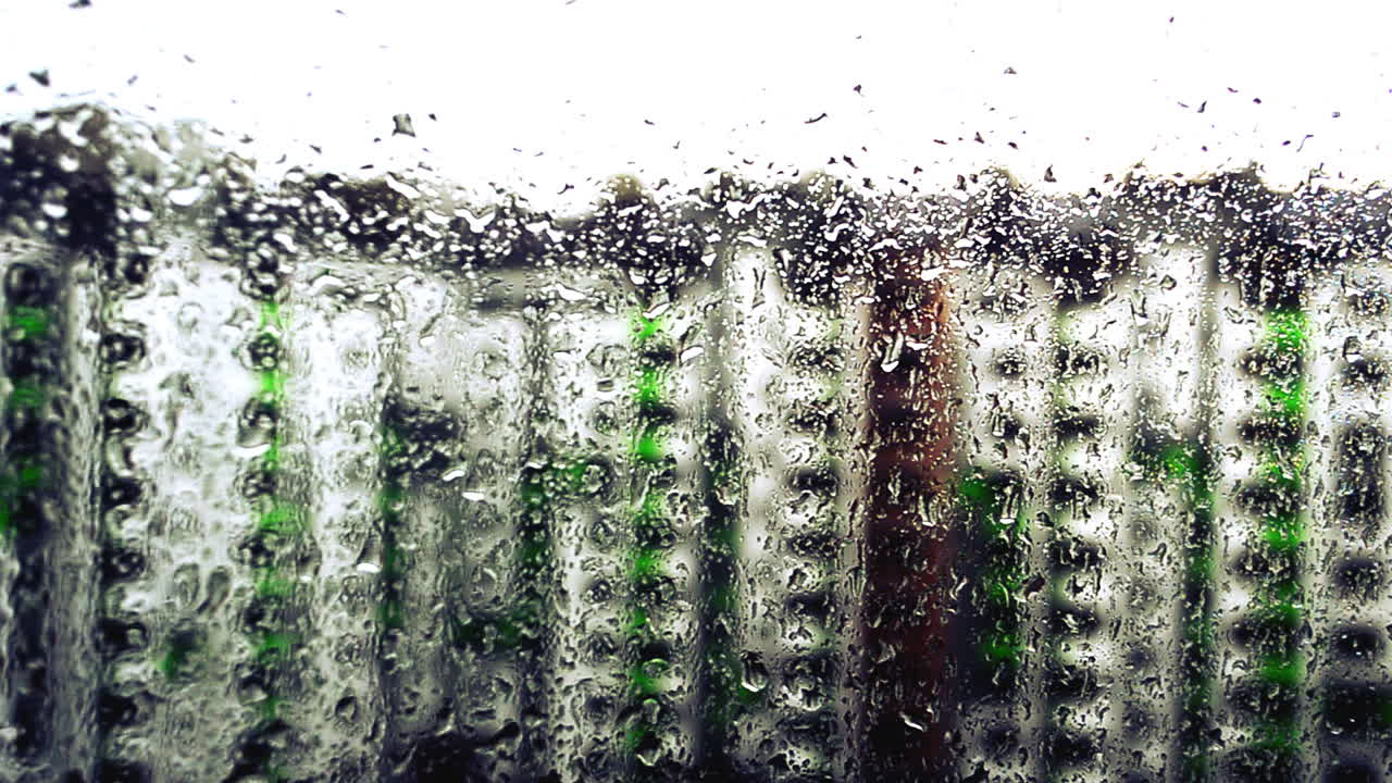 窓と雨、建物。雨の中の撮影。
