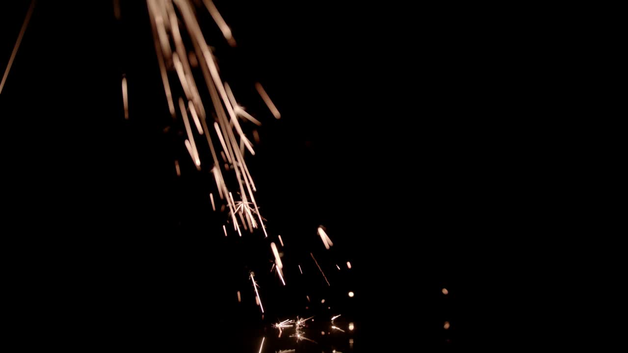 chispas amarillas brillantes sobre un fondo negro