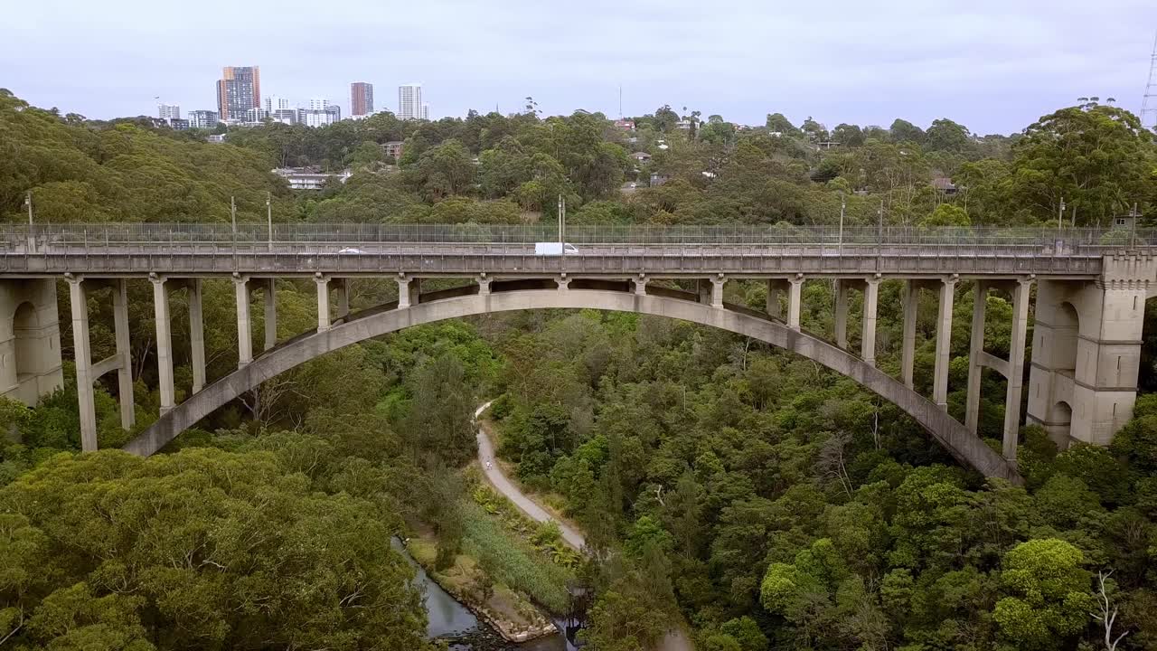 호주 시드니 노스브리지의 긴 협곡 현수교, 공중 드론 오른쪽 추적 샷