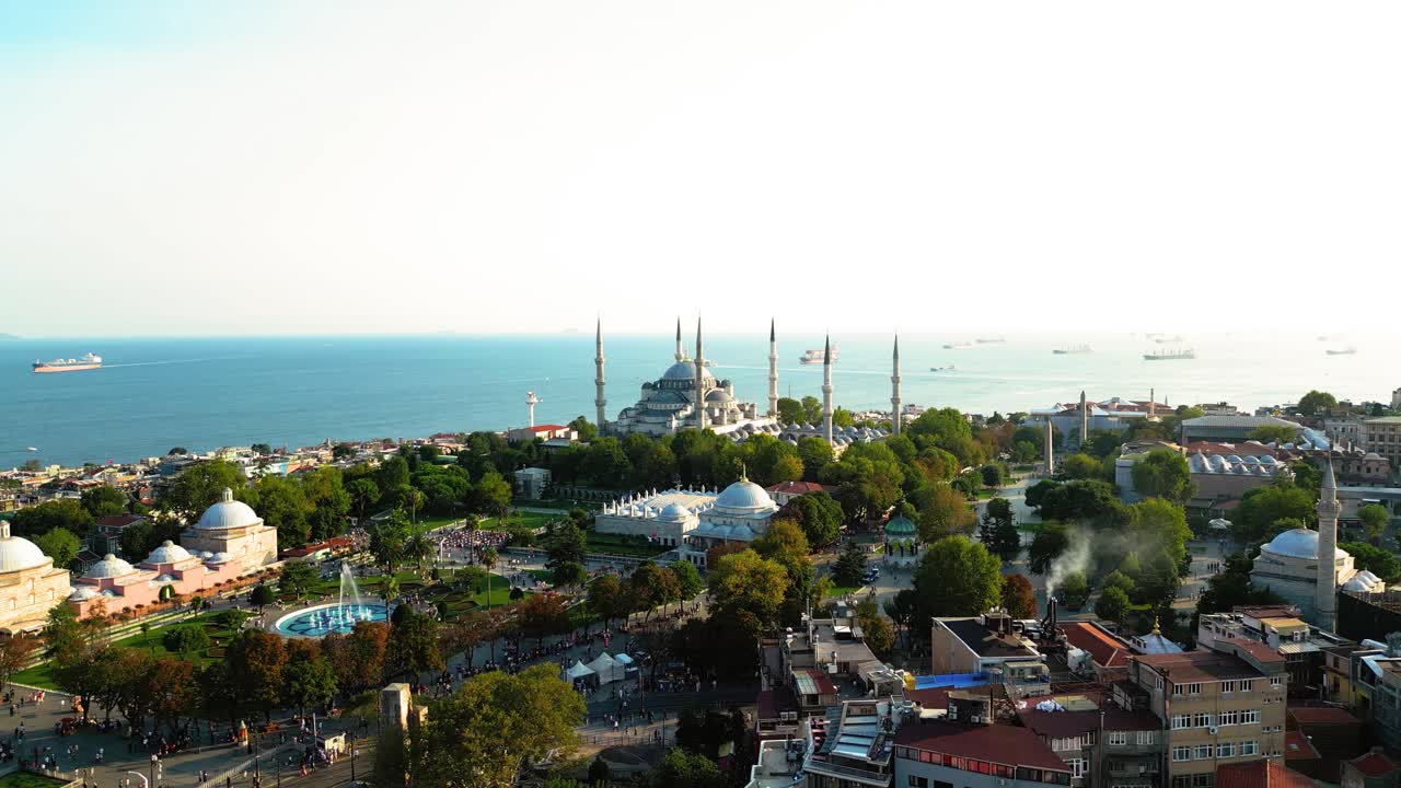 vista aérea cinematográfica de la mezquita azul en la hora dorada en estambul, turquía