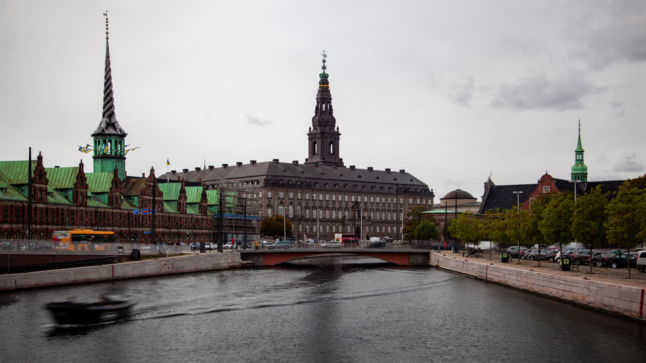 Københavns Vandbro Timelapse med baroktårnes skyline