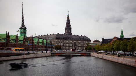 puente acuático de copenhague timelapse con el horizonte de las torres barrocas