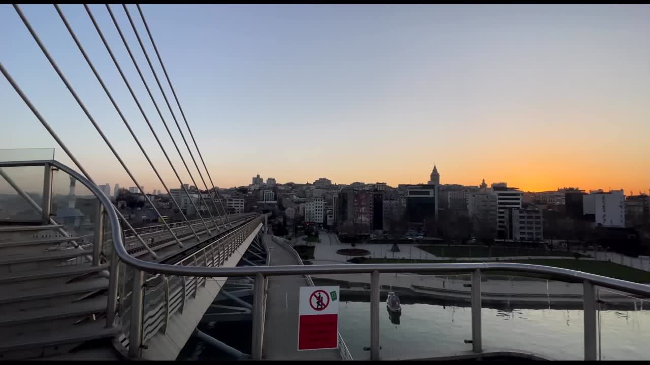 estambul y la ciudad vieja desde el puente del metro del cuerno de oro