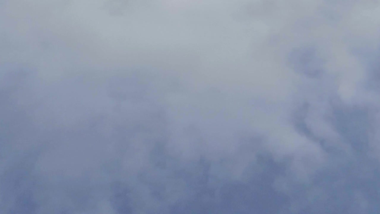 회색과 흰색 가루 구름과 푸른 하늘을 올려다