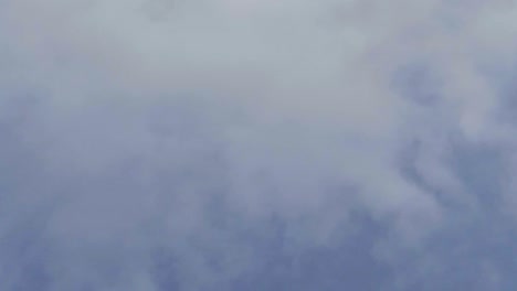 mirando hacia el cielo azul con nubes de polvo gris y blanco