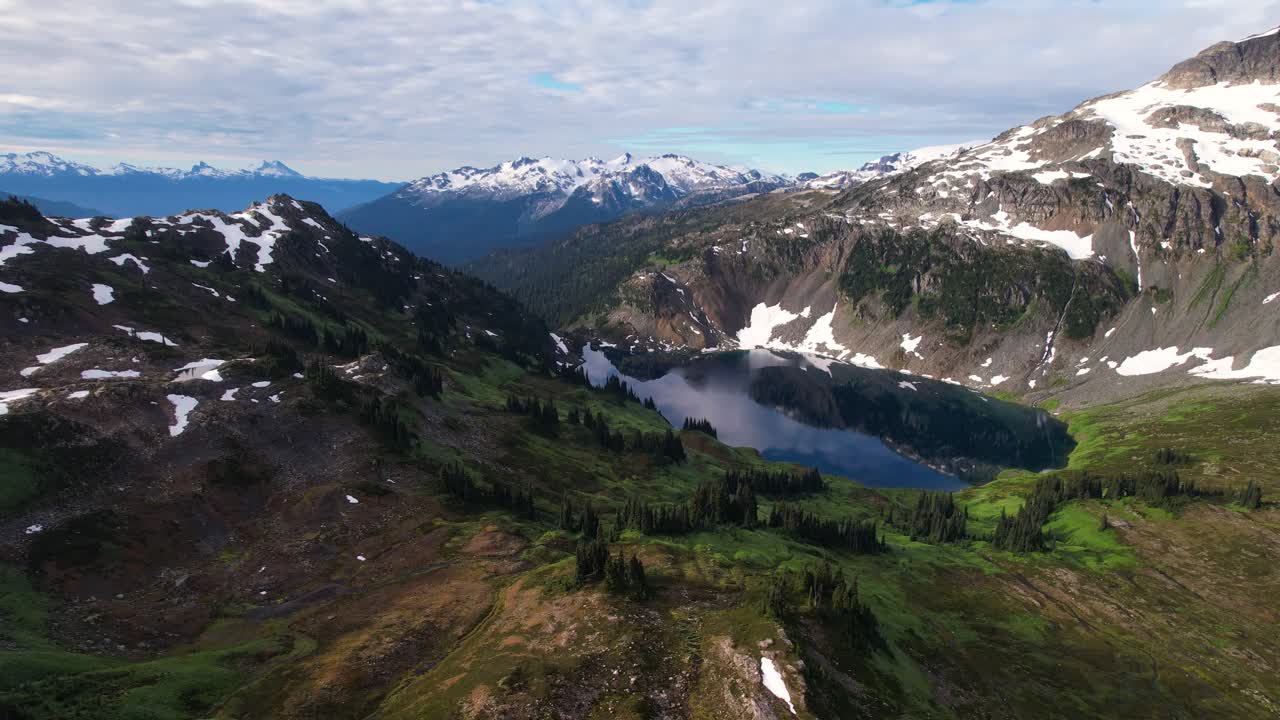 riflesso dei laghi alpini in canada
