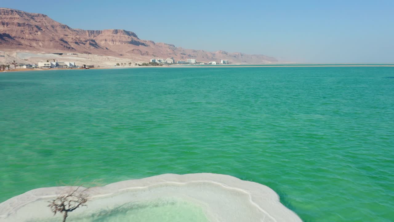 Isola del Sale, sorvolo con drone del Mar Morto in Israele: deserto, lago salato e arido, viaggio