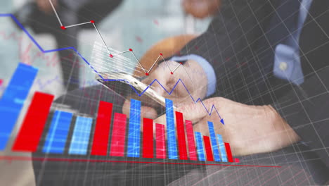 Animación-Del-Procesamiento-De-Datos-Financieros-Sobre-Un-Hombre-De-Negocios-Caucásico-Usando-Un-Teléfono-Inteligente