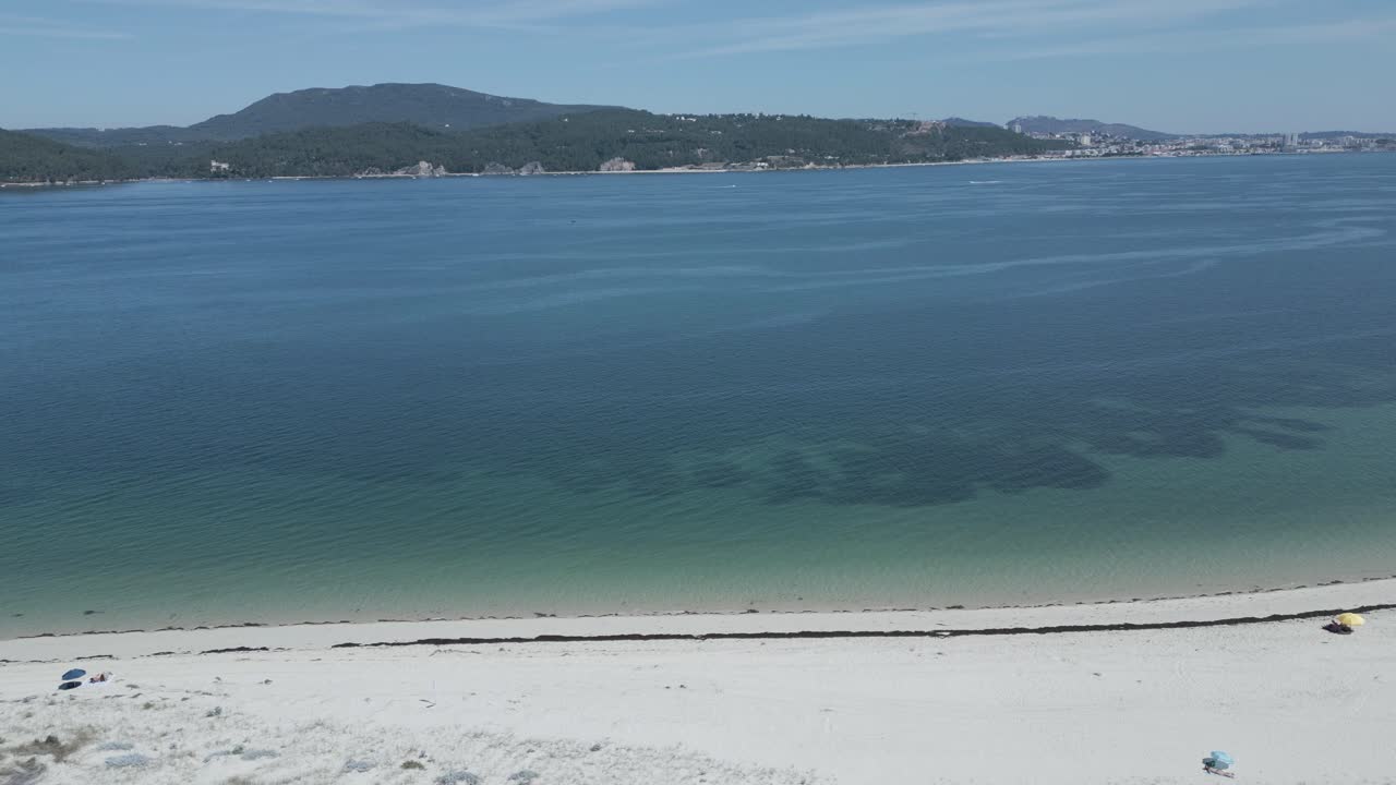 공중 촬영 은 사도 강 근처 에 자리 잡은 멋지고 조용 한 해변 을 보여준다