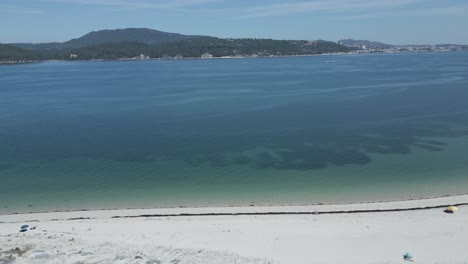 Die-Luftaufnahme-Zeigt-Einen-Atemberaubenden-Und-Ruhigen-Strand-In-Der-Nähe-Des-Sado-Flusses