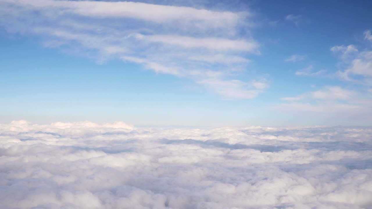 Smuk luftudsigt over klar himmel og hvide, bløde skyer fra flyvehøjde