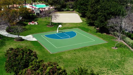 Toma-De-Drone-De-Una-Cancha-De-Baloncesto-En-Una-Comunidad-De-Golf-En-San-Diego,-California-2