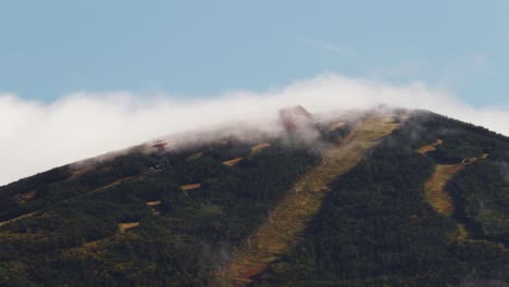 Nubes-Moviéndose-Sobre-La-Cima-De-Una-Montaña-Mientras-El-Tranvía-De-Esquí-Transporta-A-Los-Turistas.