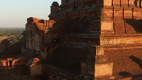 tiro de elevación de drones de primer plano del templo dhammayangyi con vistas a las llanuras de bagan en myanmar