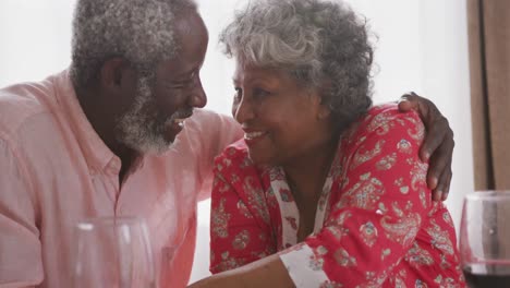 una pareja de ancianos afroamericanos pasando tiempo juntos en casa. distanciamiento social en cuarentena.