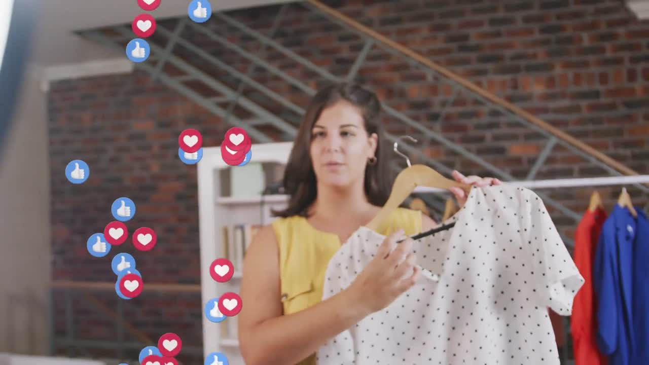 animación de amor y como iconos sobre vlogger de moda femenina grabando vlog en casa