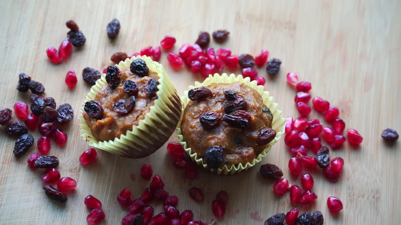 공중 으로 보시면 새로 구운 호박 마핀, 오븐 밖에서 채식주의자 호박마핀, 실제 김 호박을 사용한 건강한 유제품 무료 레시피