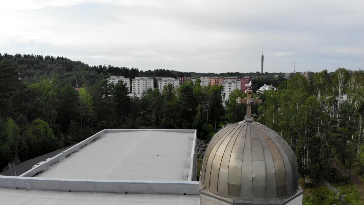 вид с воздуха вокруг птицы на церковном кресте, пасмурный день, в готланде, швеция - орбита, съемка с дрона