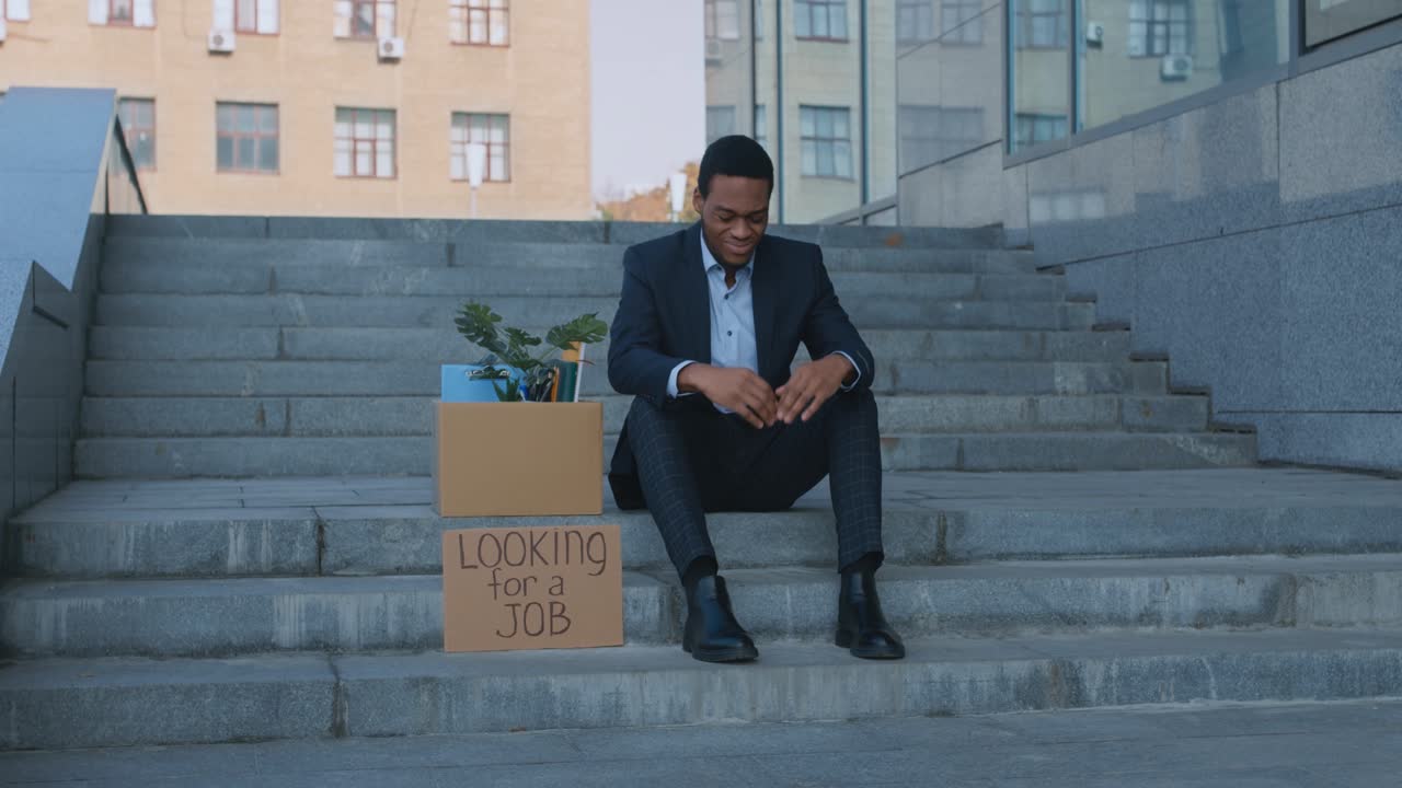 hombre desempleado en busca de trabajo