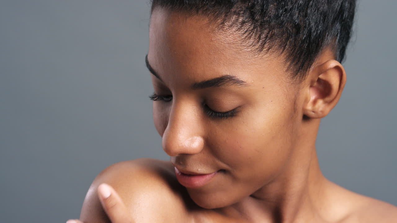 Soins de la peau, corps doux et femme en studio