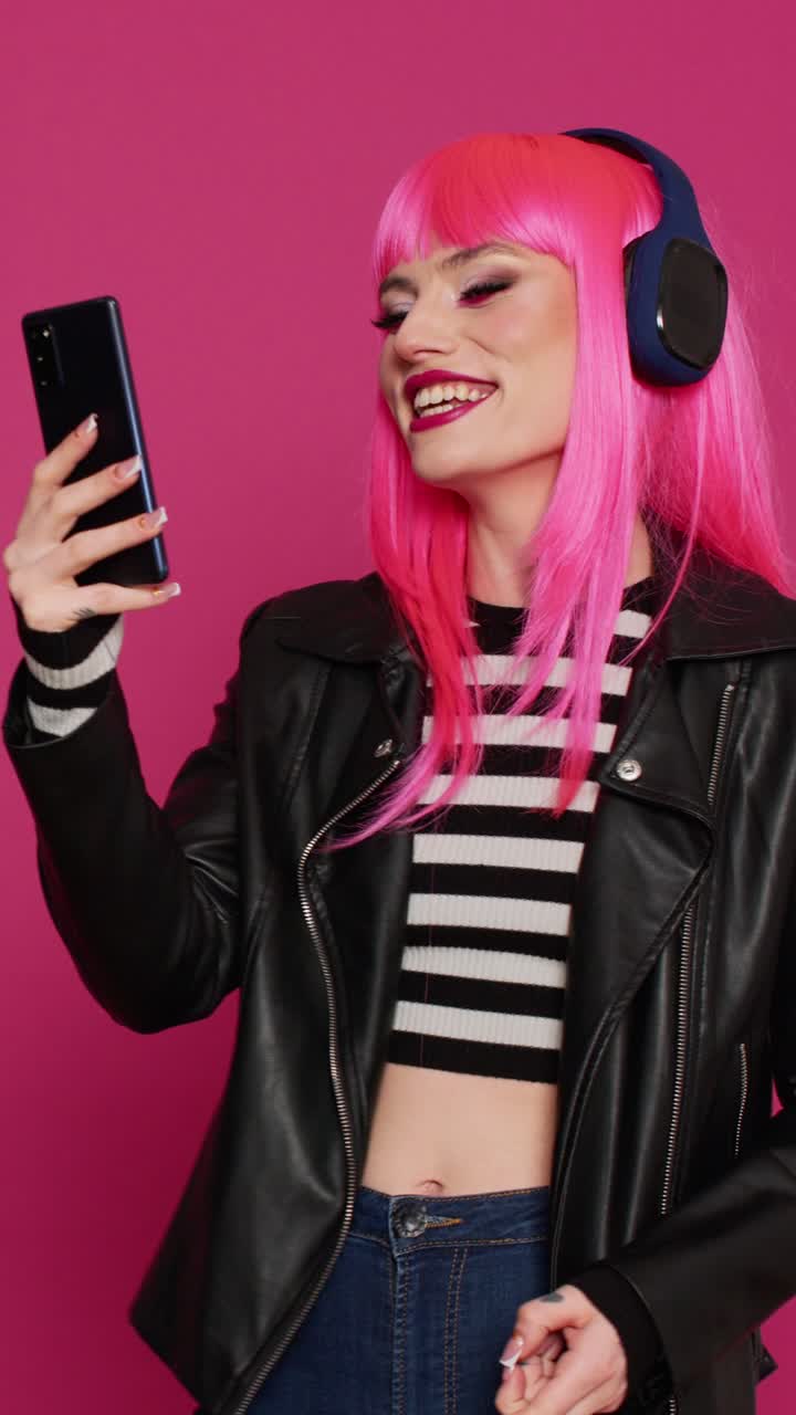 Vertikal video: Hipster trendy kvinnelig modell bruker videosamtale-konferanse på smarttelefon