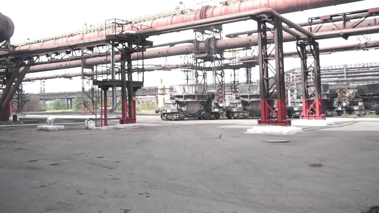 промышленный металлургический завод с транспортными вагонами