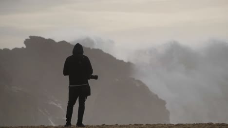 cámara lenta de una ola rompiendo en la playa en nazaré, portugal