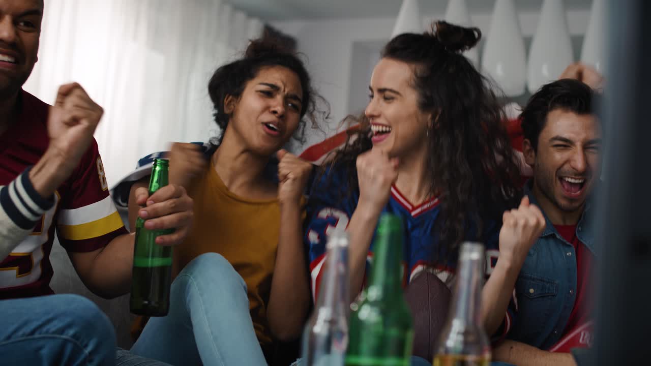 video de un joven africano sonriente en un estudio filmado