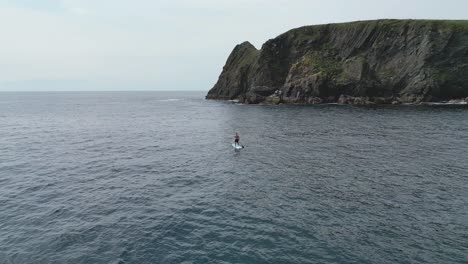 un hombre haciendo una cena en el condado de donegal filmaciones cinematográficas de drones 4k