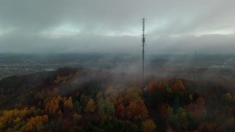 Torre-De-Telecomunicaciones-Y-árboles-Otoñales-En-Una-Mañana-Brumosa-En-Quebec,-Canadá