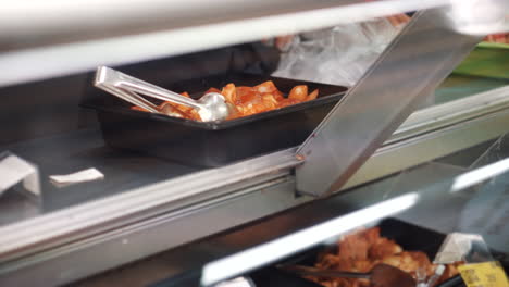 exhibición de alimentos preparados en una tienda de comestibles